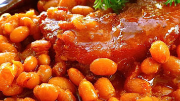 Boston Baked Beans Recipe - A wonderful old-fashioned baked bean flavor, It tastes great served with fresh cornbread or biscuits and honey. #bostonbakedbeans #boston #bakedbeans #beakedbeansrecipe #beansrecipe #beansrecipes #bostonrecipes #easyrecipes #recipes