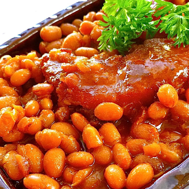 Boston Baked Beans Recipe - A wonderful old-fashioned baked bean flavor, It tastes great served with fresh cornbread or biscuits and honey. #bostonbakedbeans #boston #bakedbeans #beakedbeansrecipe #beansrecipe #beansrecipes #bostonrecipes #easyrecipes #recipes