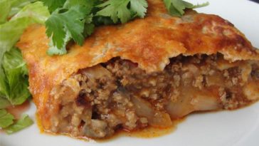 Mexican Casserole Recipe - Small dinner pie made with salsa, tortillas, refried beans, cheese, and onions. #mexican #cassserole #recipes #mexicanrecipes #casserolerecipes #casserolerecipe #mexicancasserole #mexicanfood #mexicancasserolerecipe