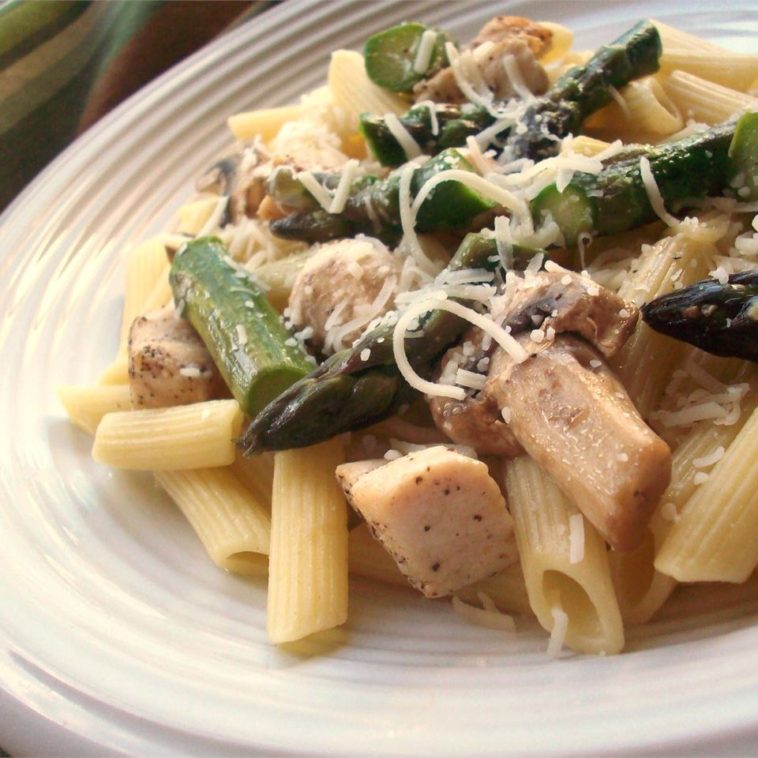 Penne with Chicken and Asparagus Recipe - This pasta recipe is simply wonderful. #penne #pennerecipe #pennerecipe #pennechicken #chicken #chickenrecipe #pasta #pastarecipe #pastarecipes