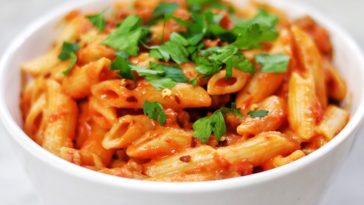 Penne with Spicy Vodka Tomato Cream Sauce #penne #pennerecipe #pennerecipes #pasta #pastarecipes #spicysauce #vodkasauce #tomatosauce #spicyvodkatomatosauce #recipes