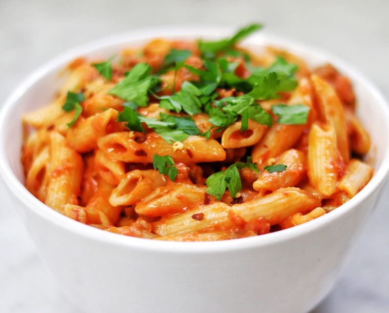 Penne with Spicy Vodka Tomato Cream Sauce #penne #pennerecipe #pennerecipes #pasta #pastarecipes #spicysauce #vodkasauce #tomatosauce #spicyvodkatomatosauce #recipes