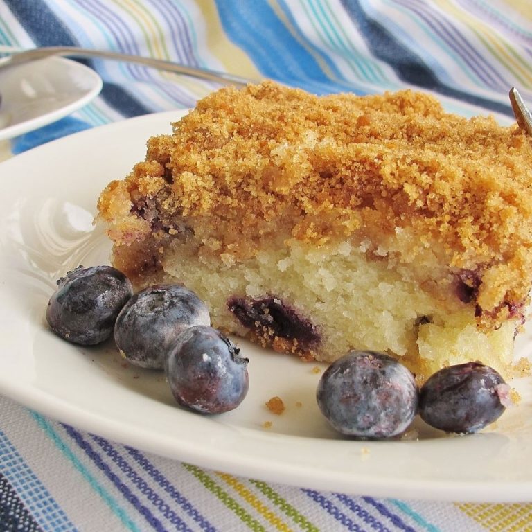 Sour Cream Blueberry Coffee Cake Recipe - This is a spin on traditional coffee cake #cream #blueberry #coffeecake #cake #cakerecipe #coffeecakerecipe #blueberrycake