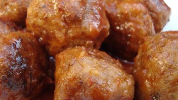 Sweet and Sour Meatballs Recipe - These meatballs are slow-cooked in a sweet and sour sauce. #sweetandsour #meatballs #meatballsrecipe #sweetandsourmeatballs #slowcooker #slowcookerrecipes #recipes