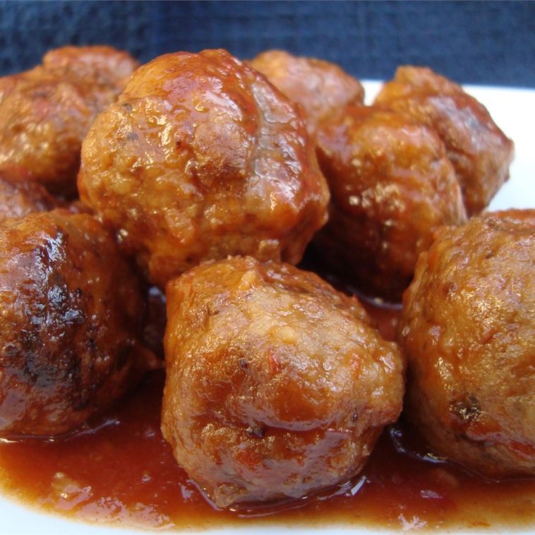 Sweet and Sour Meatballs Recipe - These meatballs are slow-cooked in a sweet and sour sauce. #sweetandsour #meatballs #meatballsrecipe #sweetandsourmeatballs #slowcooker #slowcookerrecipes #recipes