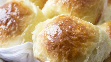 Easy No Knead Yeast Rolls Recipe. These super soft and fluffy no-knead dinner rolls are super easy too! Perfect for Thanksgiving, Christmas, or any holiday dinner. #nokneadbread #yeastrolls #nokneadrolls #breadrolls #dinnerrolls #freshbread #thanksgiving #holidaybaking #recipesaz