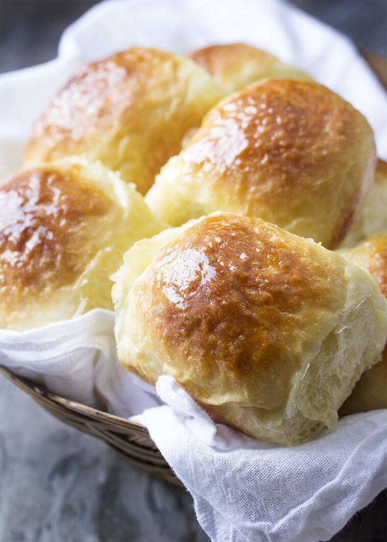 Easy No Knead Yeast Rolls Recipe. These super soft and fluffy no-knead dinner rolls are super easy too! Perfect for Thanksgiving, Christmas, or any holiday dinner. #nokneadbread #yeastrolls #nokneadrolls #breadrolls #dinnerrolls #freshbread #thanksgiving #holidaybaking #recipesaz